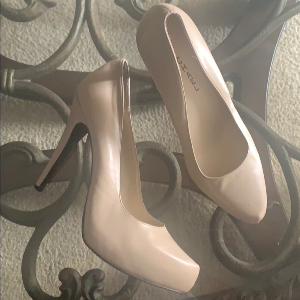 ❄️WINTER SALE PRICE $20❄️ Bone Color Platform Pumps